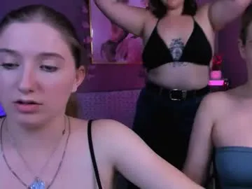 ava_kiss1 Image 2