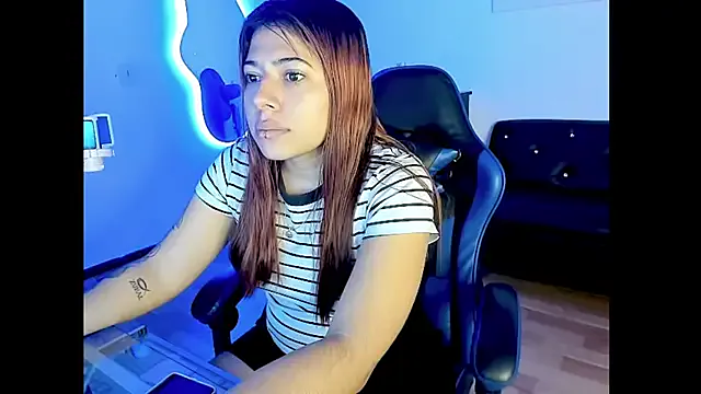Carolina-petite Image 6